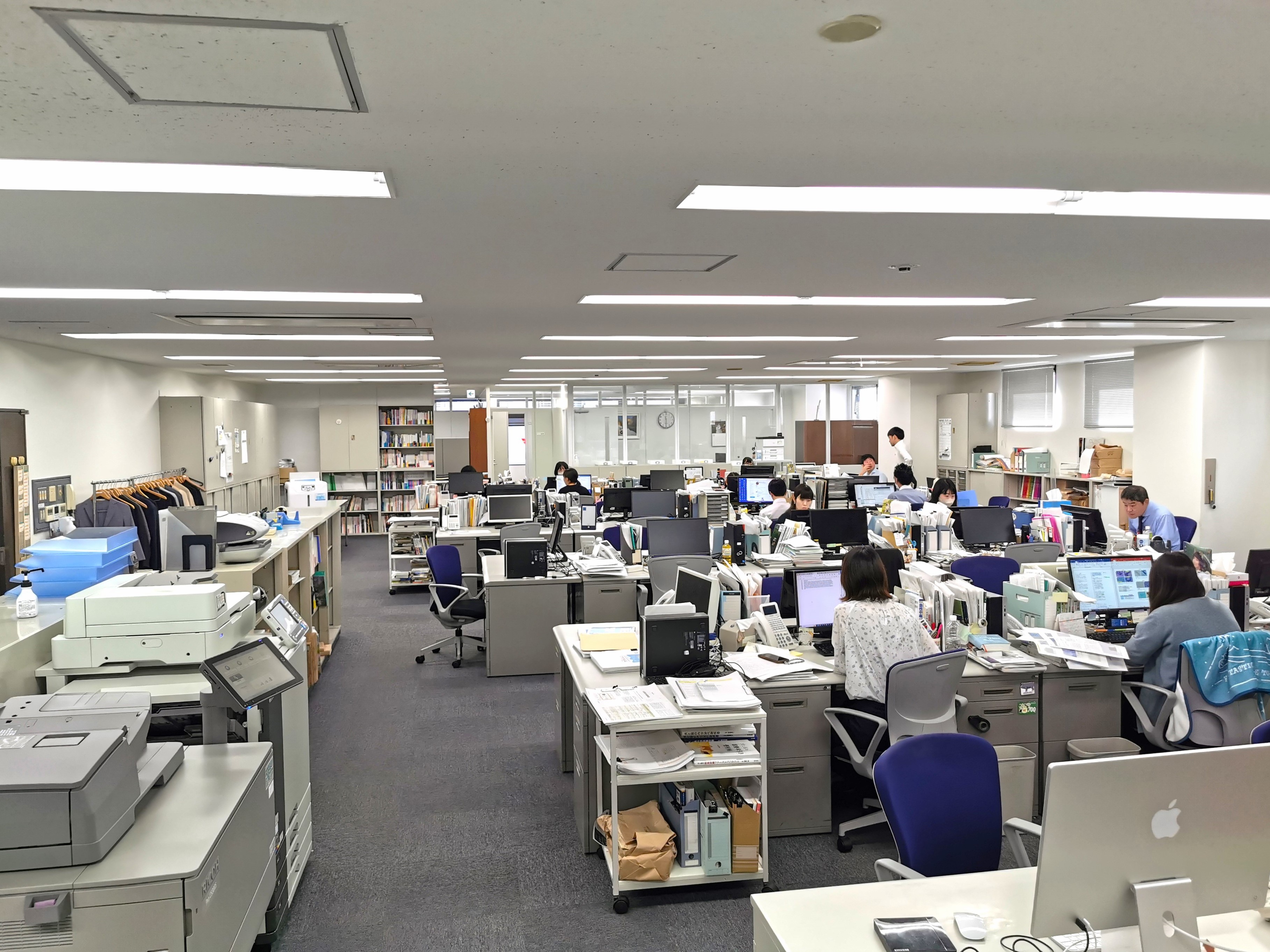 ワンフロアに各部署が集約され、和やかな雰囲気です。